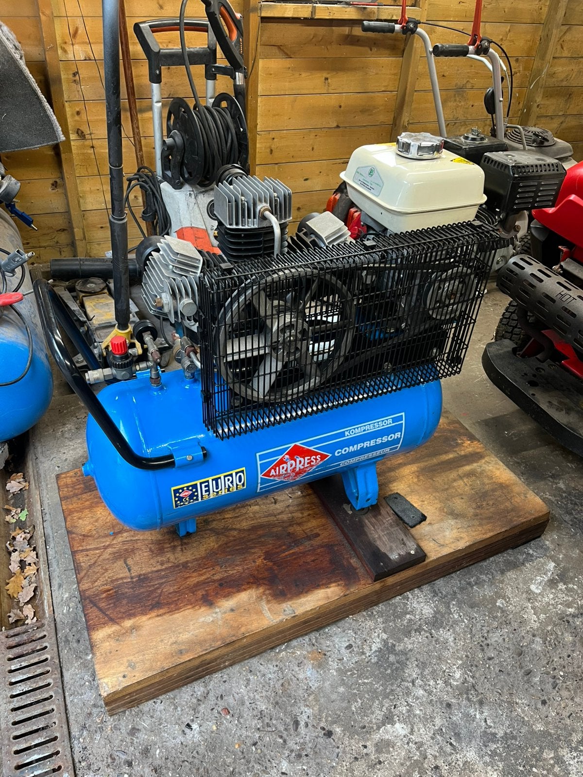 Airpress compressor 3 cilinder honda benzine motor, Doe-het-zelf en Verbouw, 25 tot 100 liter, Ophalen, Zo goed als nieuw, 200 tot 400 liter/min