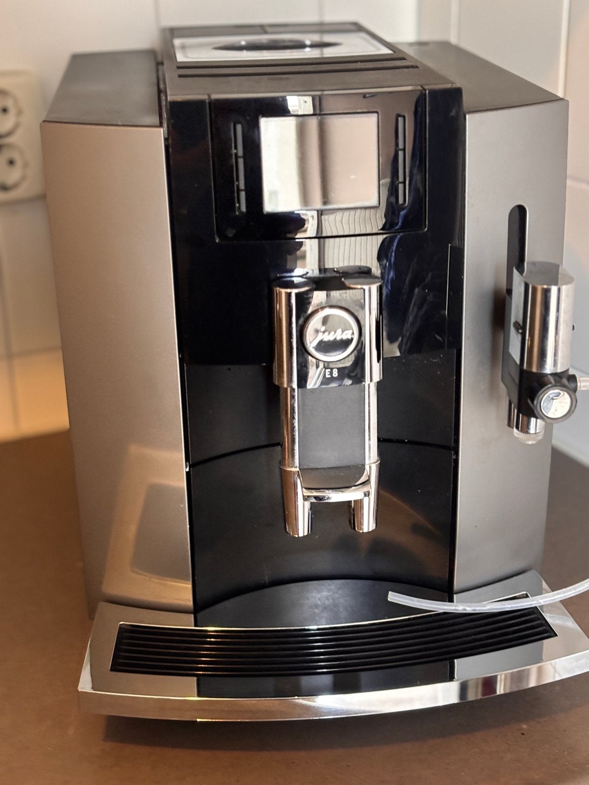 Jura E8 met nieuwe onderhoudsbeurt en pas 8600 bereidingen, Witgoed en Apparatuur, Koffiezetapparaten, 10 kopjes of meer, Koffiemachine