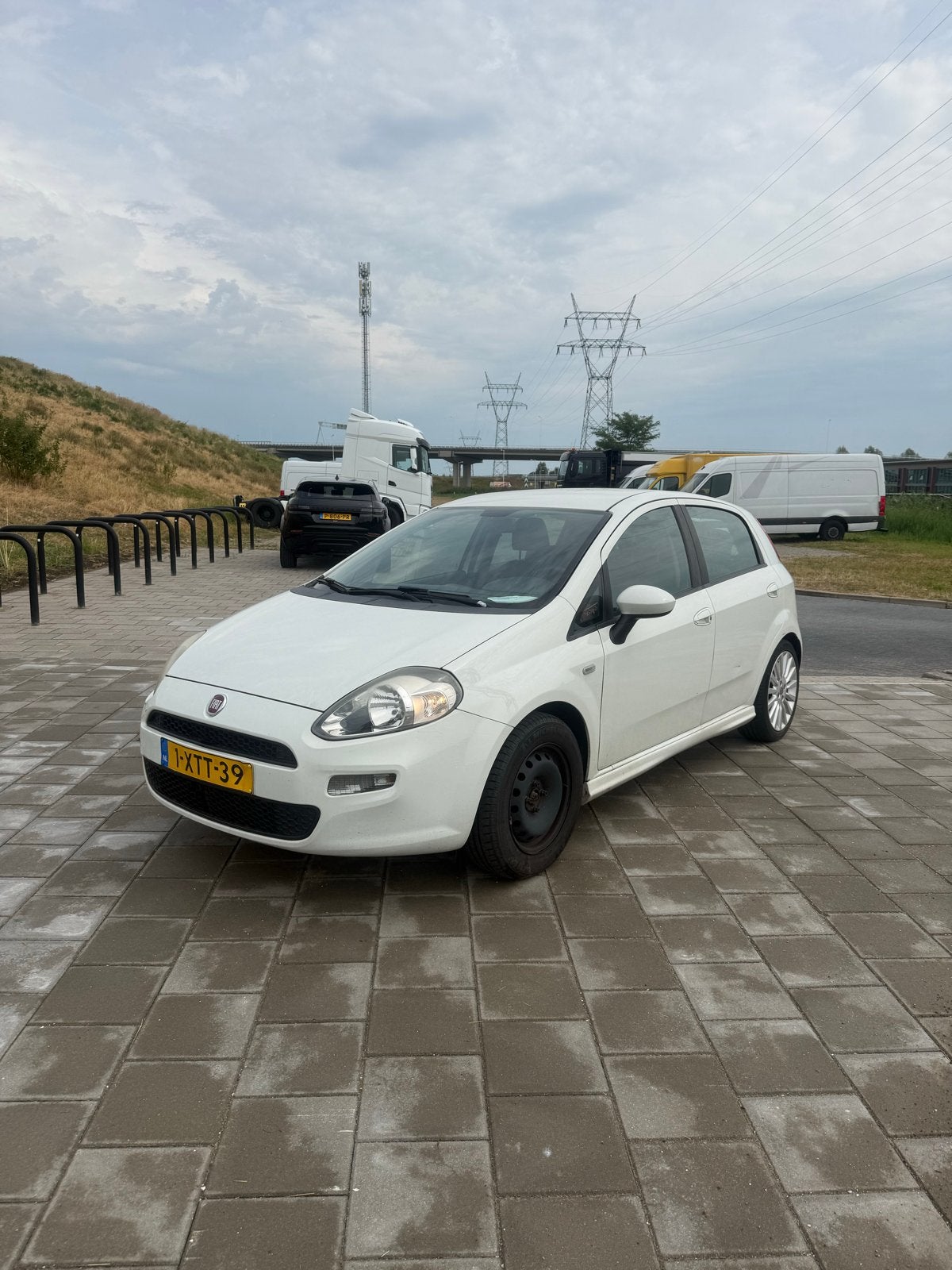 Fiat Punto 0.9 Twinair 74KW 5DR 2014 Wit, Auto's, Voorwielaandrijving, 100 pk, Origineel Nederlands, Bedrijf