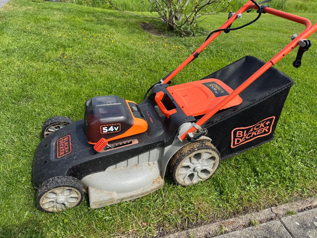 BLACK+DECKER accu grasmaaier CLM5448PC2 - zonder accu's, Tuin en Terras, Grasmaaiers, Ophalen, Cirkelmaaier, Gebruikt, Accu-grasmaaier