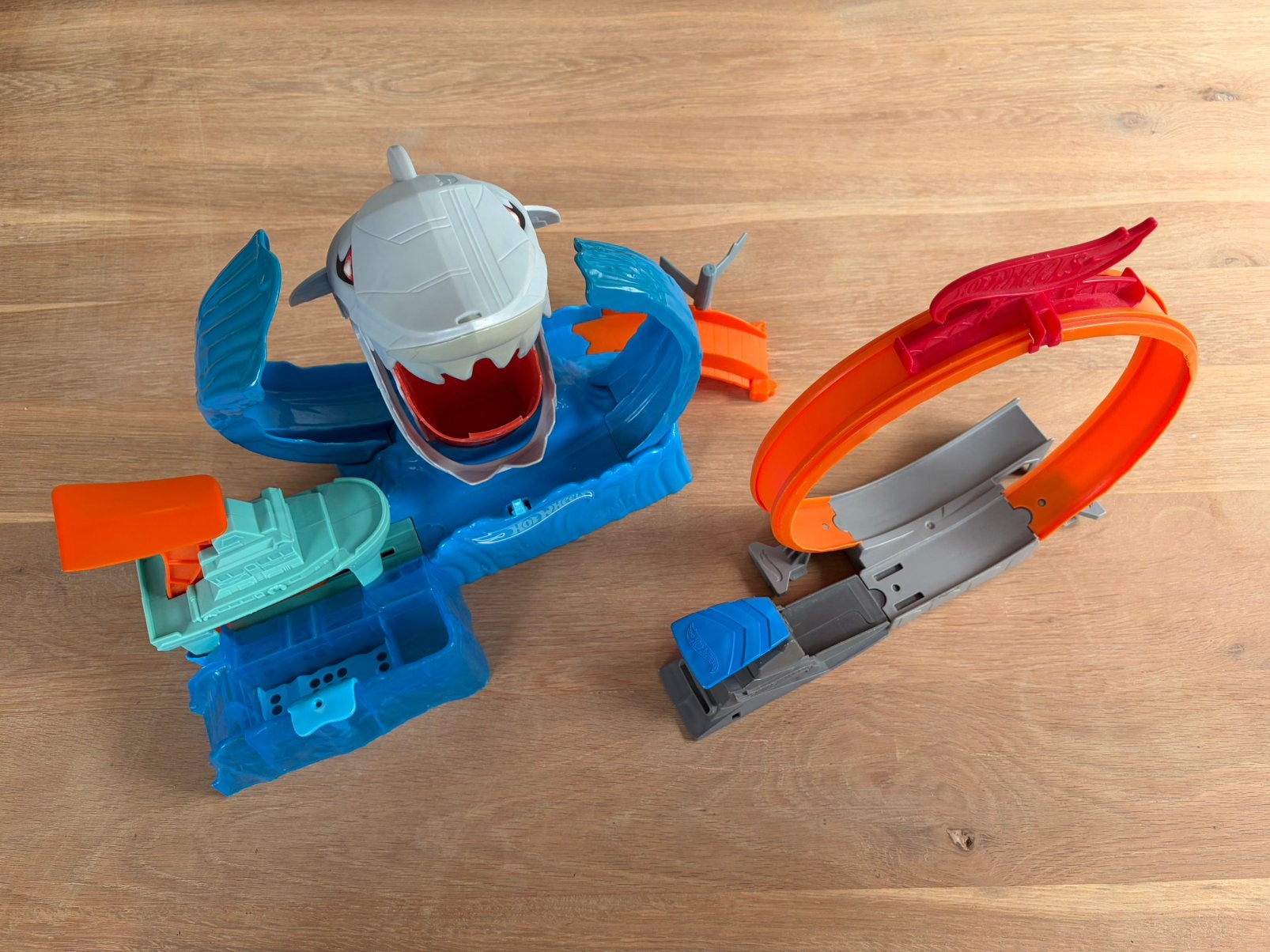 Hotwheels 2 sets: Robo haai en Looping stuntbaan, Ophalen of Verzenden, Hot Wheels, Racebaan, Gebruikt