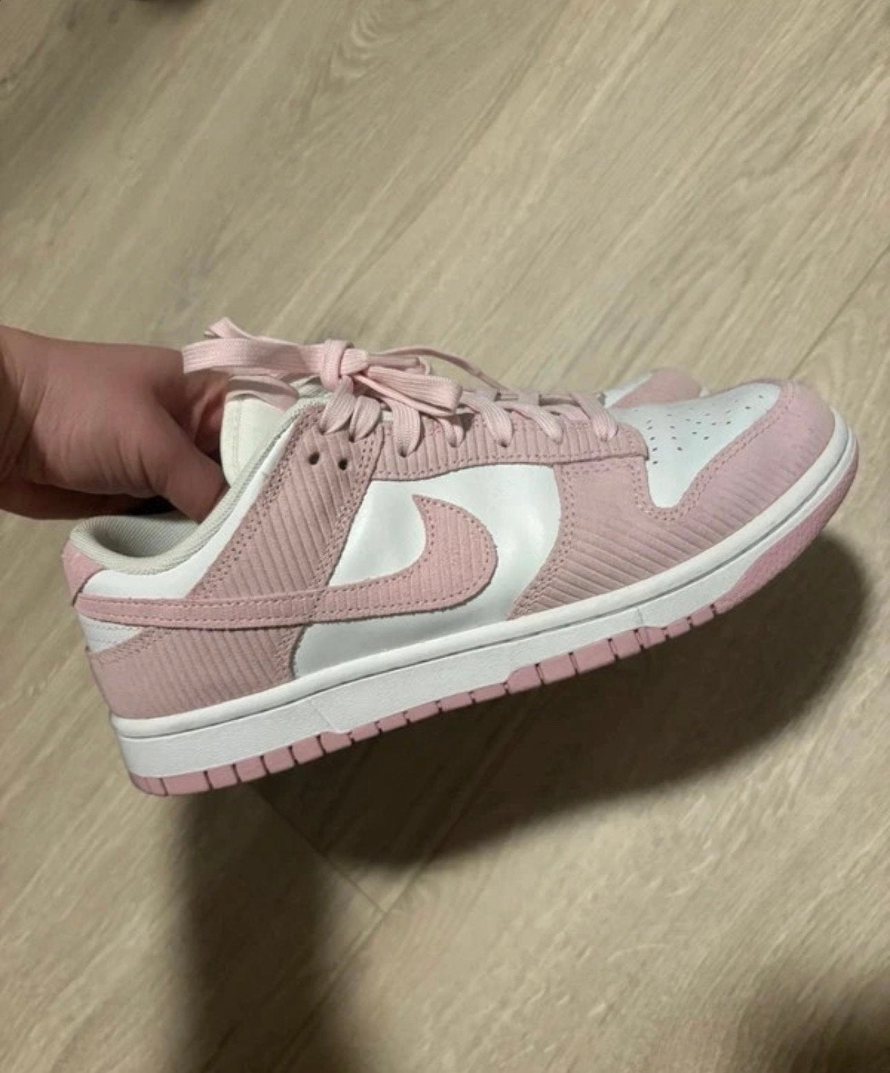 Nike Dunk Low Roze Corduroy Sneakers - Maat 40.5, Ophalen, Zo goed als nieuw, Roze, Sneakers of Gympen