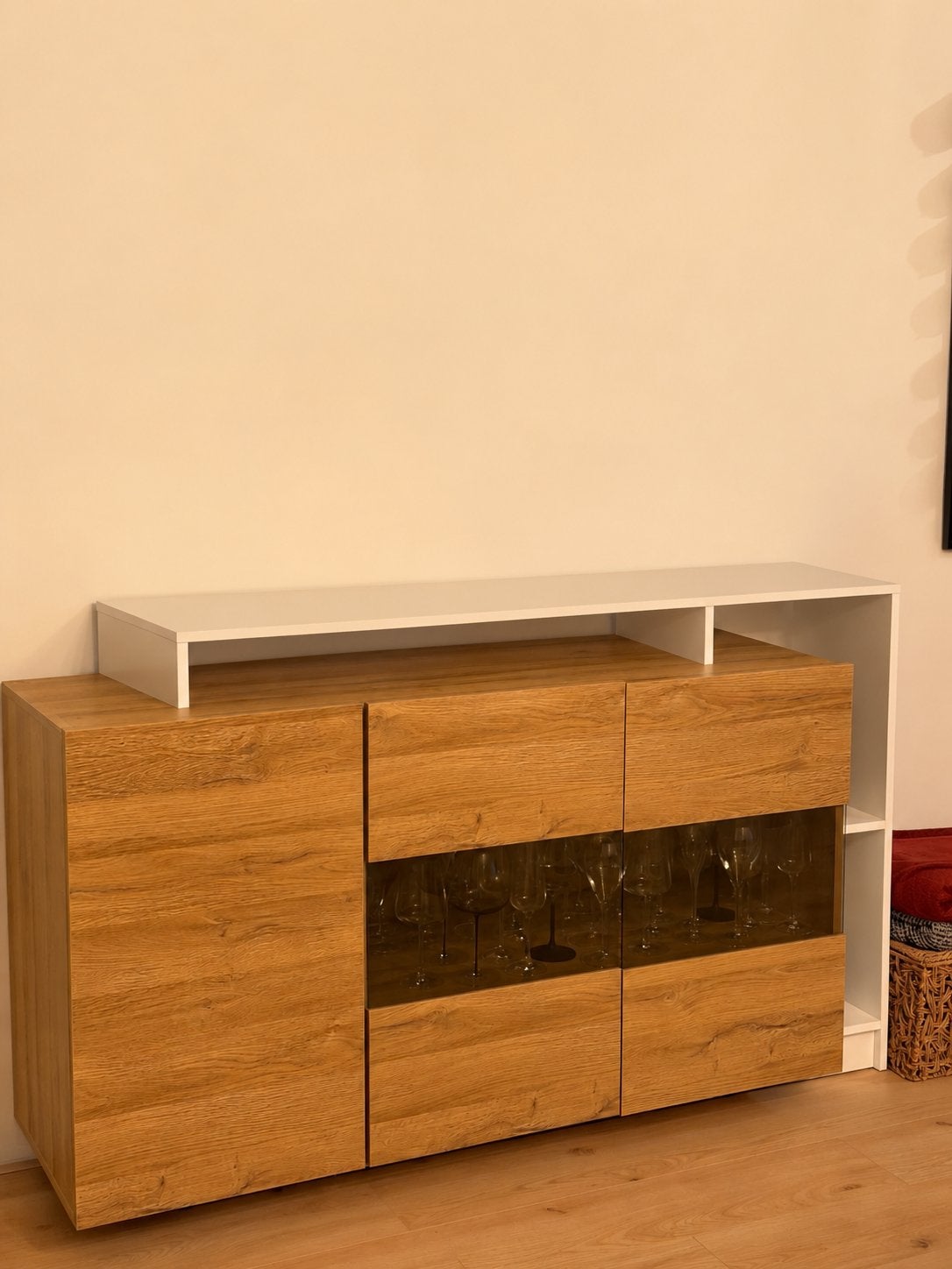 Eiken/Wit Moderne dressoir met vitrine en opzetstuk, Ophalen, 150 tot 200 cm, Zo goed als nieuw, 25 tot 50 cm
