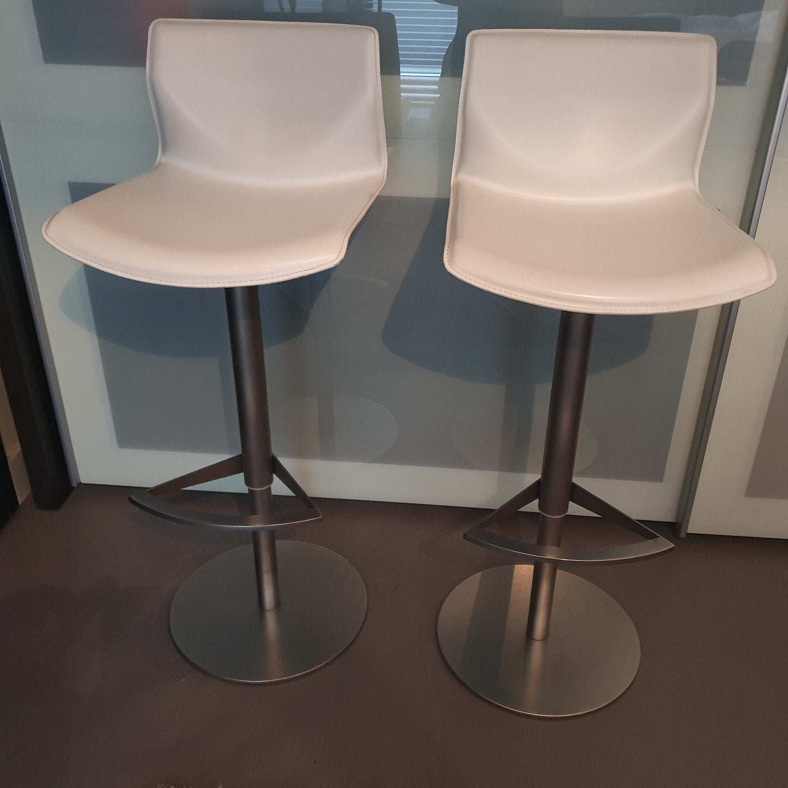 ***3x Lapalma Kai design barkrukken NIEUWSTAAT!!(wit leder)*, Huis en Inrichting, Ophalen, 60 tot 90 cm, Zo goed als nieuw, In hoogte verstelbaar
