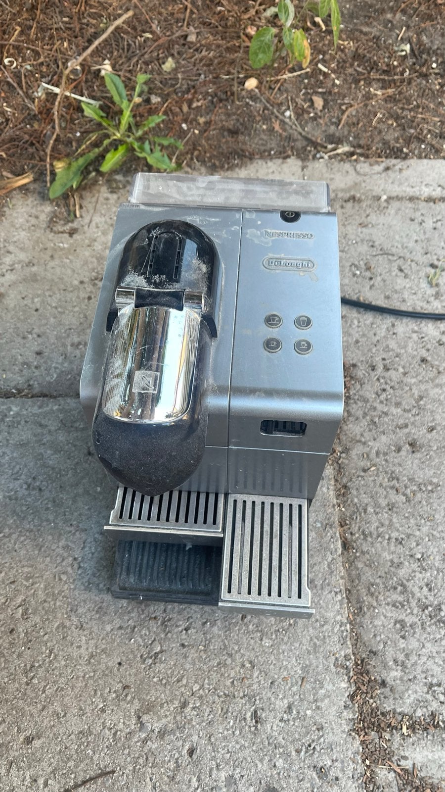 Delonghi Lattissima Nespresso machine - lekt water, Koffiemachine, Ophalen of Verzenden, Niet werkend, Koffiepads en cups