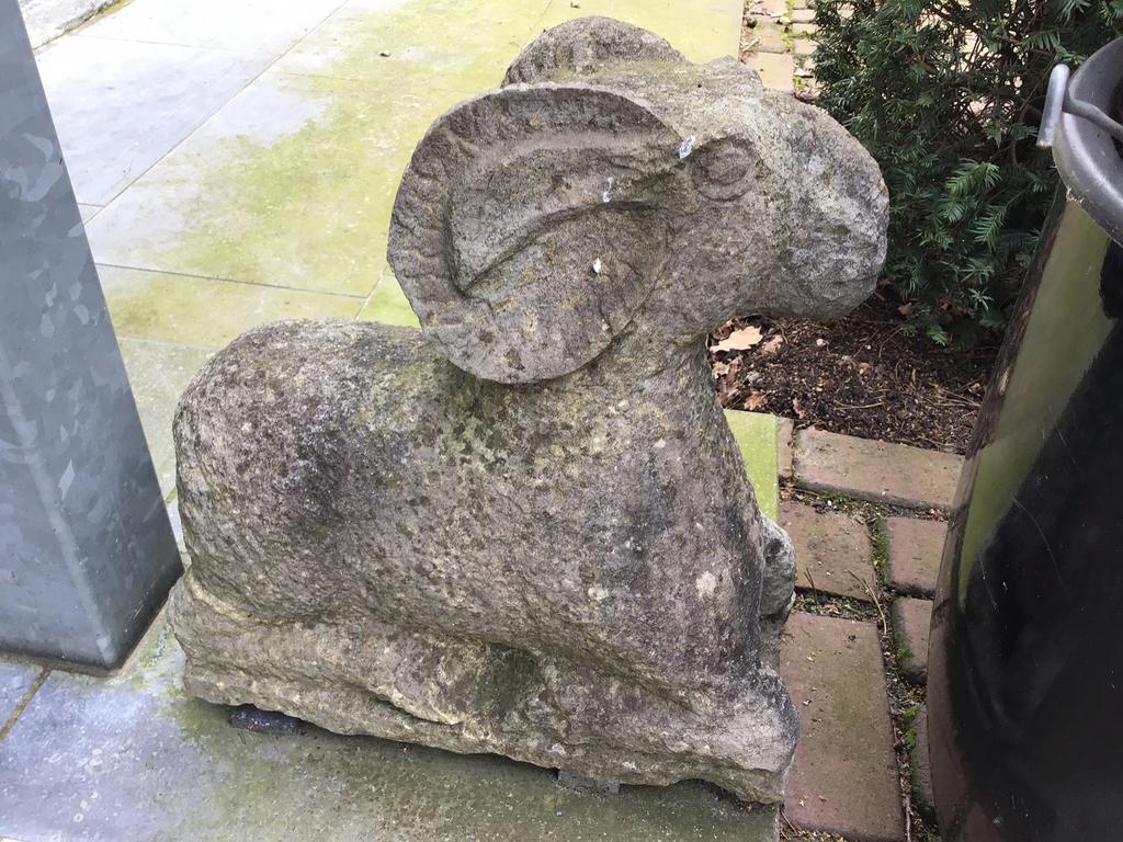 2   OUDE HANDGEBIKTE “ RAMMEN”TUINBEELDEN HOOG 42 cm, Tuin en Terras, Tuinbeelden, Ophalen of Verzenden, Zo goed als nieuw