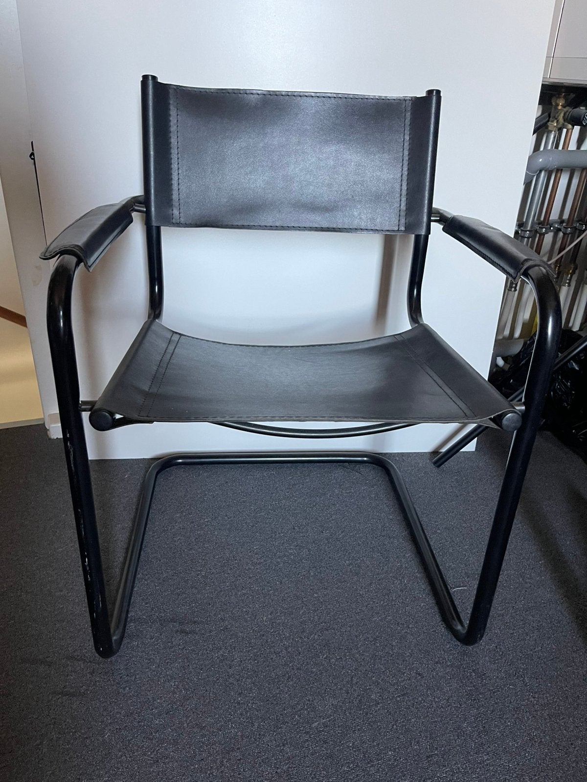 Twee Bauhaus stoelen zwart leer, Ophalen