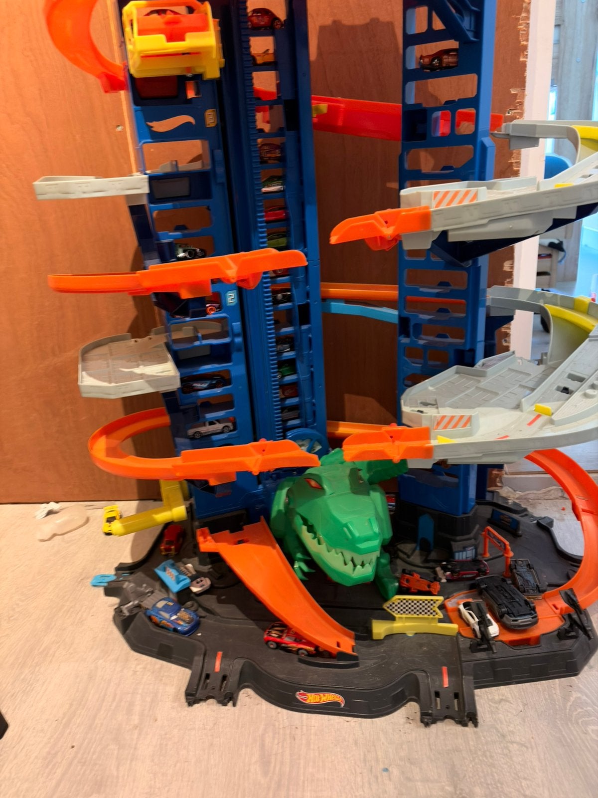 Hotwheels garage dino, Kinderen en Baby's, Speelgoed | Racebanen, Ophalen, Zo goed als nieuw