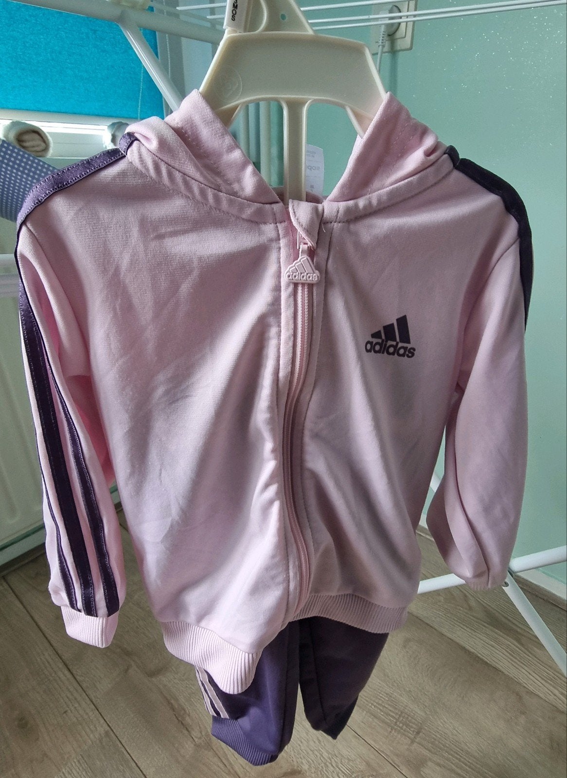 Adidas trainingspakje roze/paars met H&M schoentjes, Kinderen en Baby's, Ophalen of Verzenden, Zo goed als nieuw, Adidas, Meisje