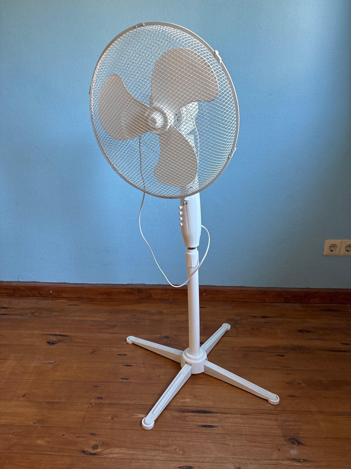 Witte Statiefventilator - Perfect voor warme dagen, Witgoed en Apparatuur, Ophalen, Zo goed als nieuw, Statiefventilator