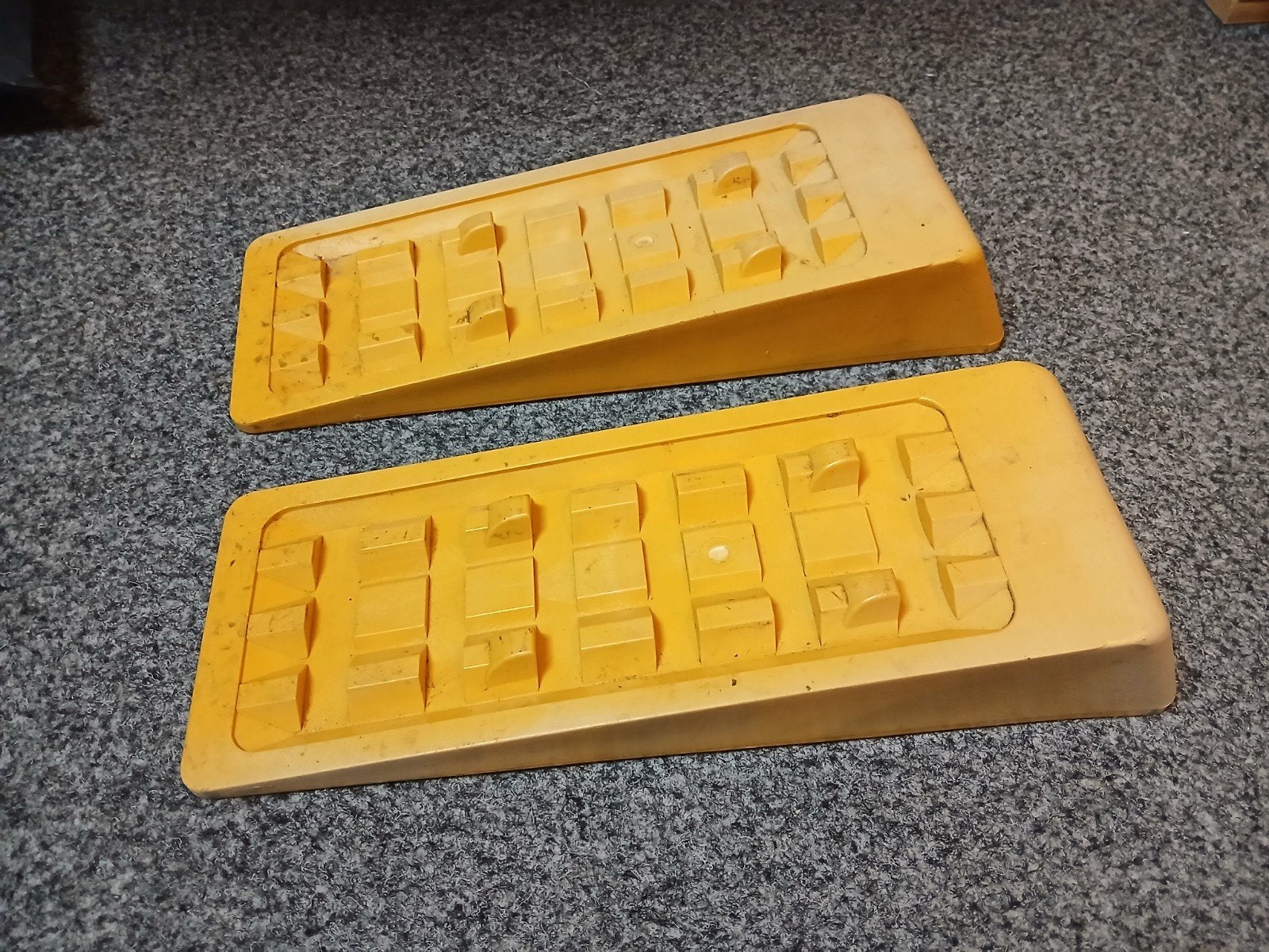 Set van 2 gele wielkeggen voor caravan of camper, Caravans en Kamperen, Ophalen of Verzenden, Gebruikt