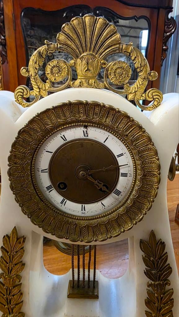 Empier wit marmeren klokkenstel met brons, Ophalen