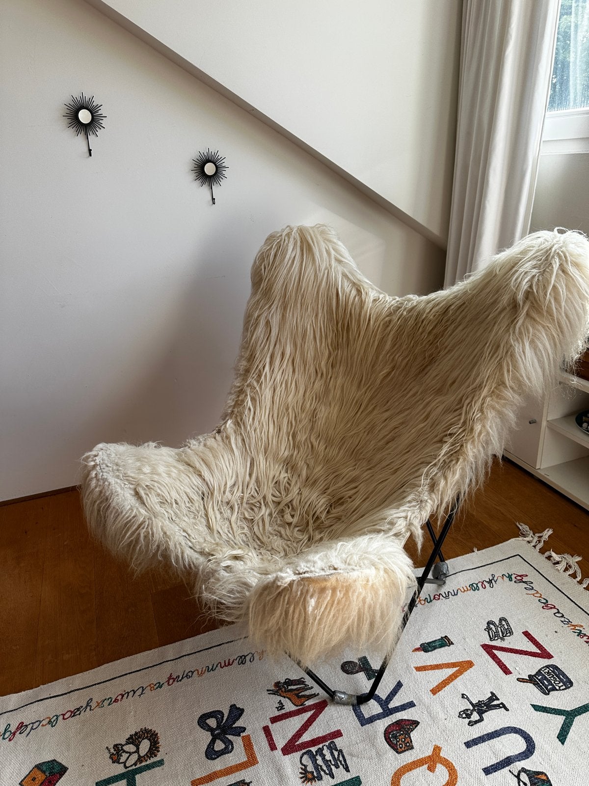 Comfortabele vlinderstoel met schapenvacht, Ophalen, Gebruikt, Wit, Metaal