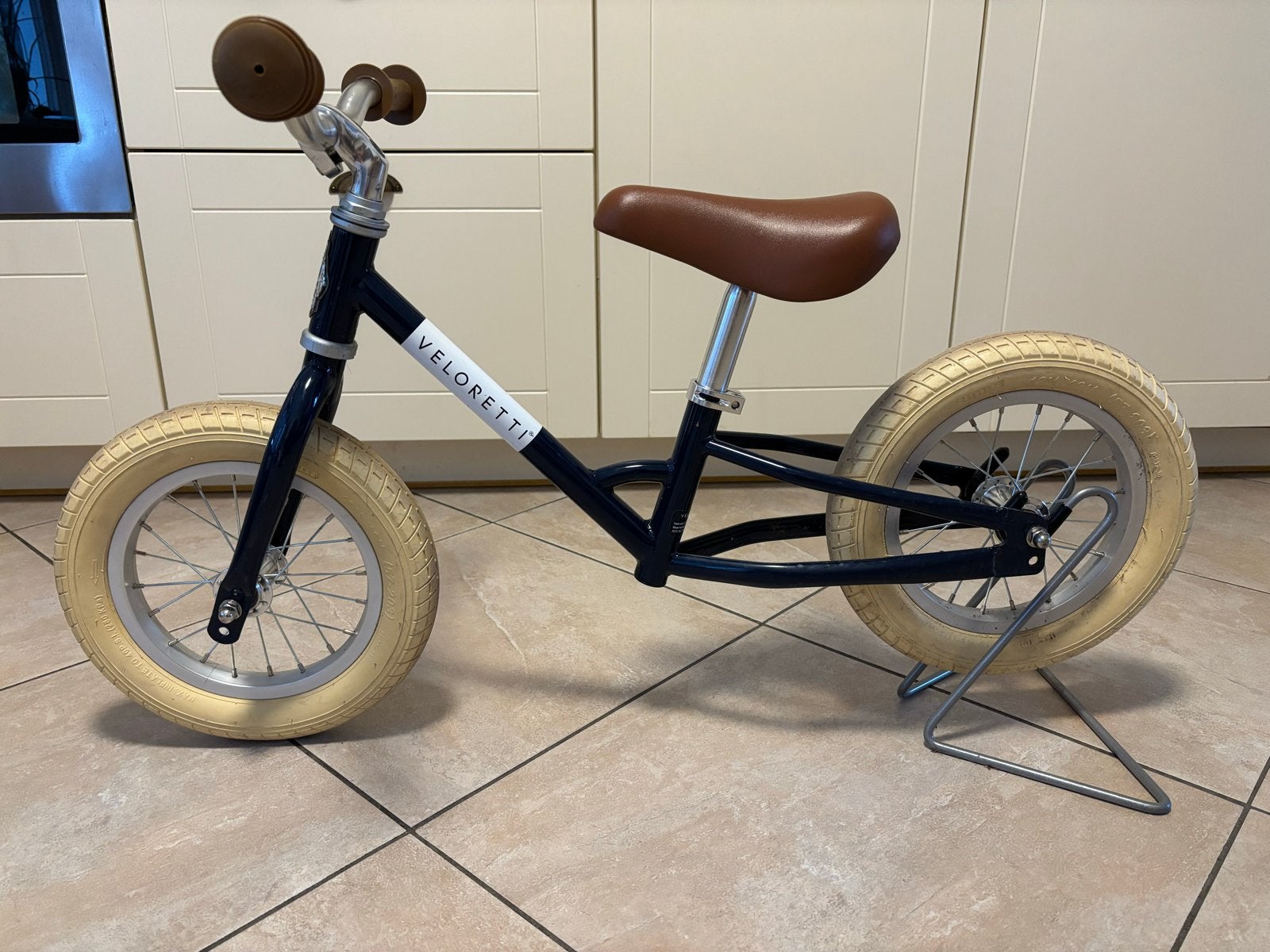 Veloretti loopfiets Tricycle - Donkerblauw met bruin zadel, Fietsen en Brommers, Fietsen | Kinderfietsjes, Ophalen, Gebruikt, Minder dan 16 inch