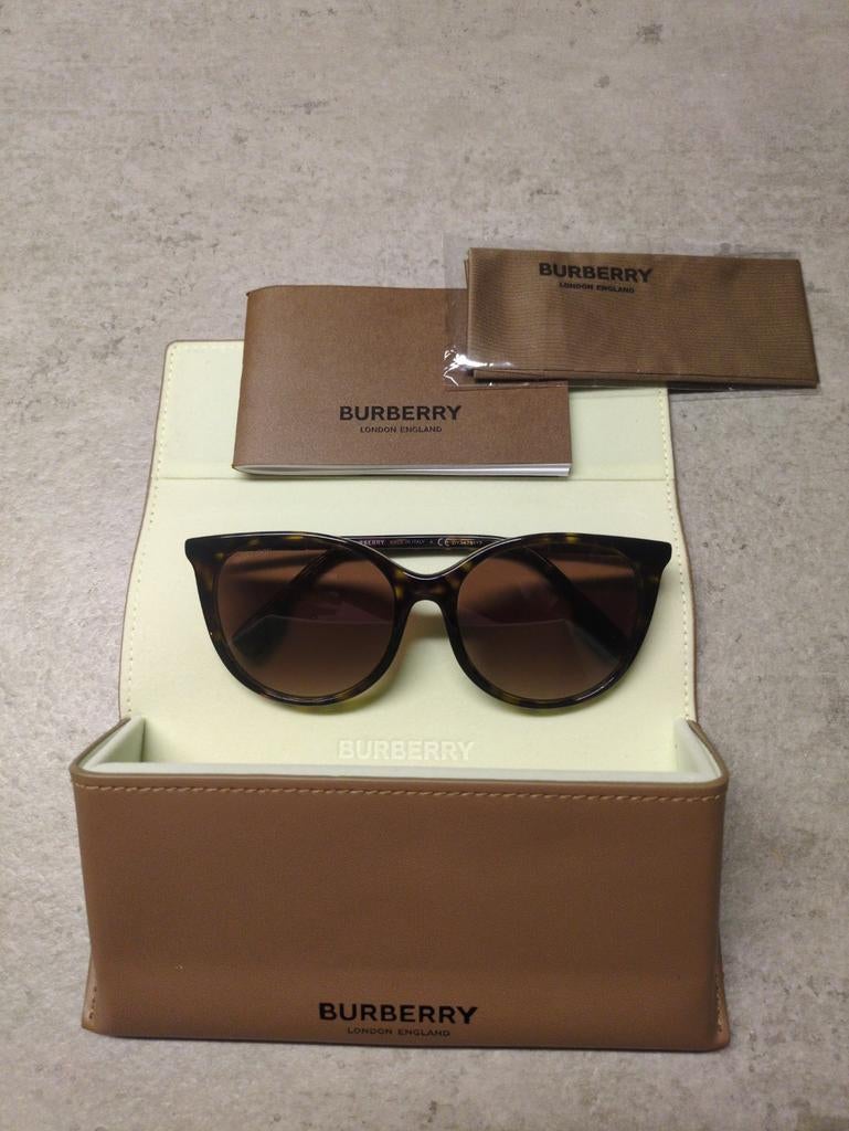 ZGAN Burberry B4333 zonnebril incl boekje, doekje en koker, Ophalen of Verzenden, Zo goed als nieuw, Overige merken