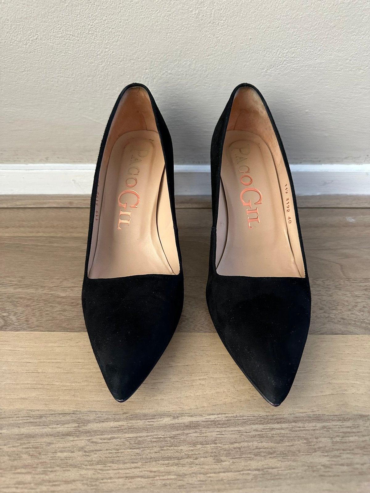 Zwarte klassieke pump met klein hakje Paco Gil maat 40, Pumps, Zwart, Ophalen of Verzenden, Zo goed als nieuw