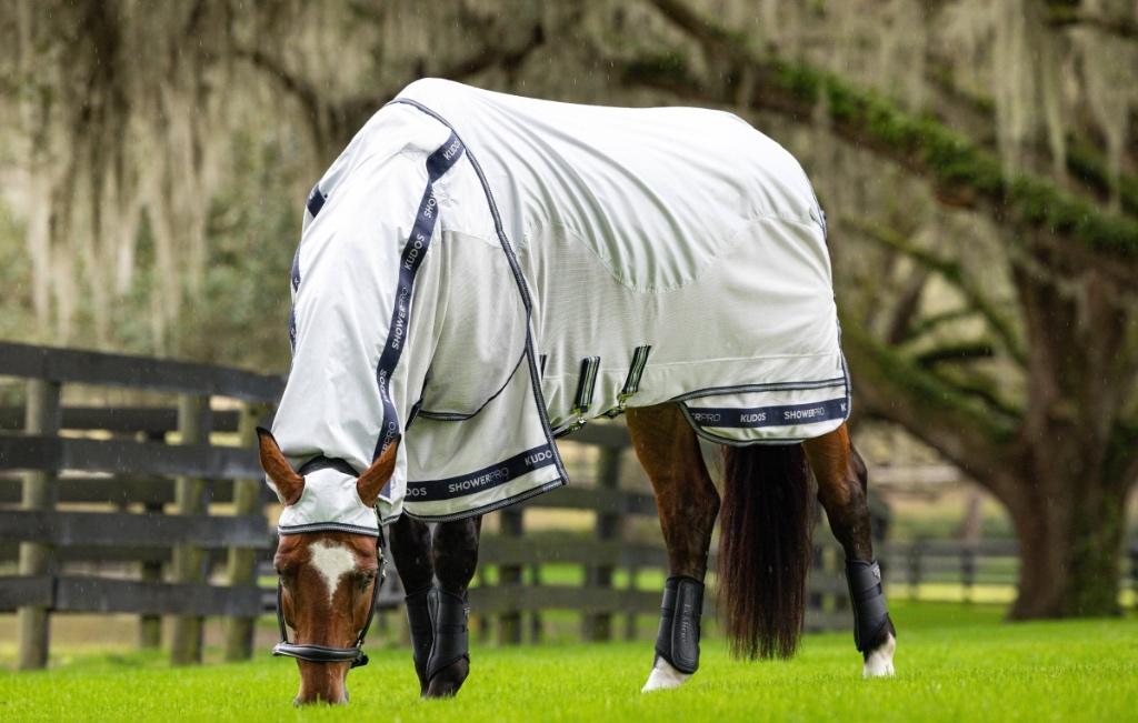 LeMieux Kudos Shower Pro Hybrid Regendeken Vliegendeken -31%, Dieren en Toebehoren, Paarden en Pony's | Dekens en Dekjes, Afneembare hals