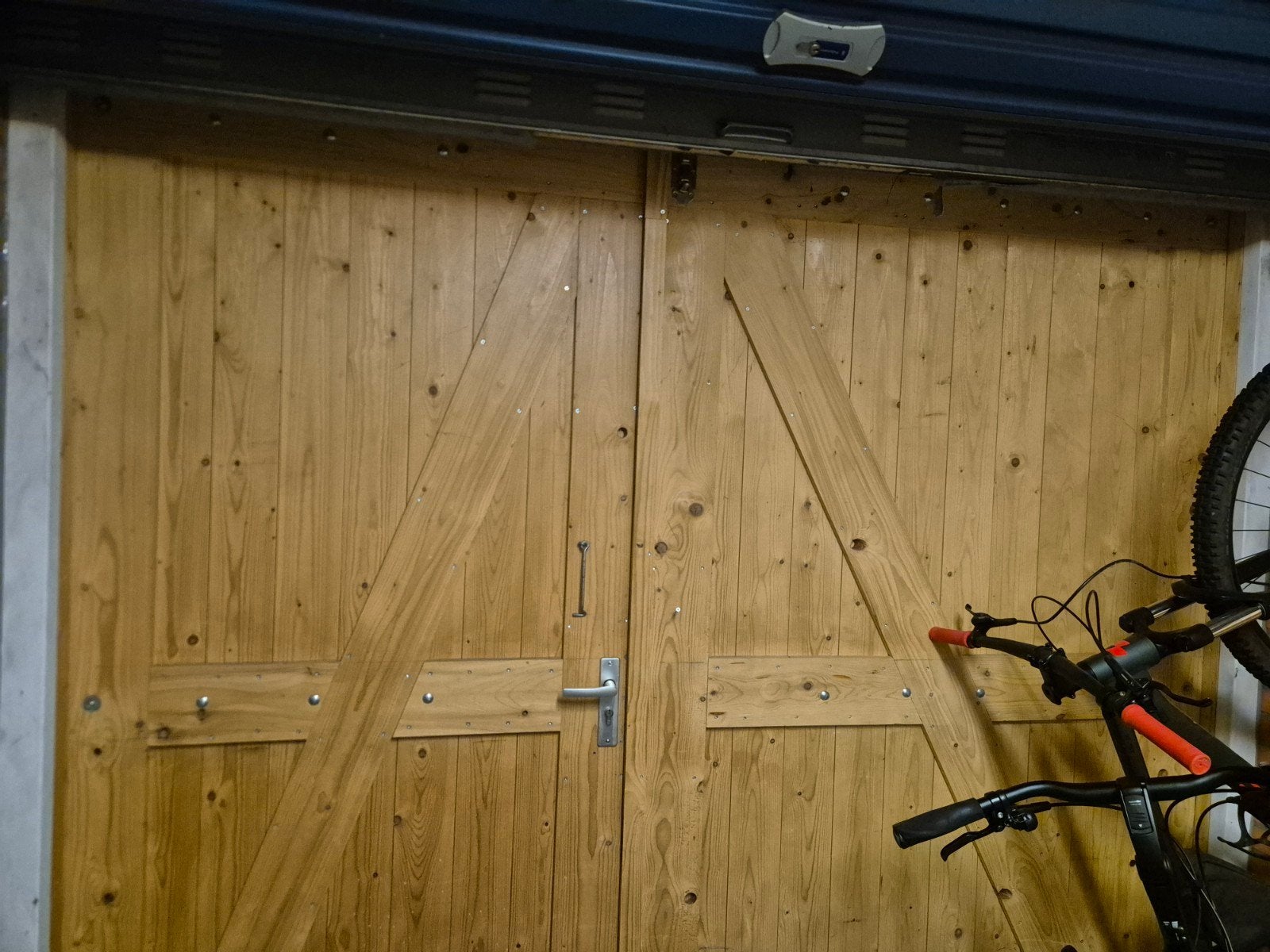 Houten garagedeur met kozijn - 250x236 cm, Ophalen, Gebruikt, Garagedeur, Hout