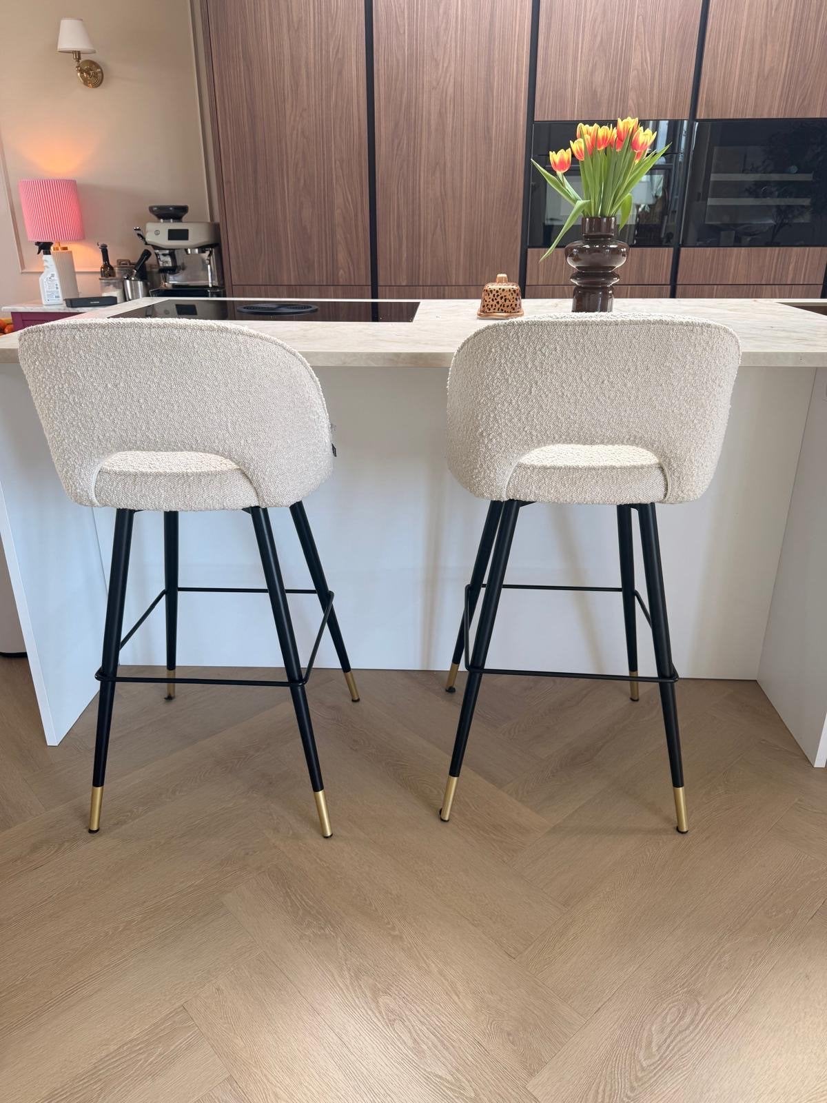 Set van 2 Eichholtz Cliff barkrukken Bouclé Cream, Huis en Inrichting, Barkrukken, Ophalen, Met voetsteun, Zo goed als nieuw, 90 cm of meer