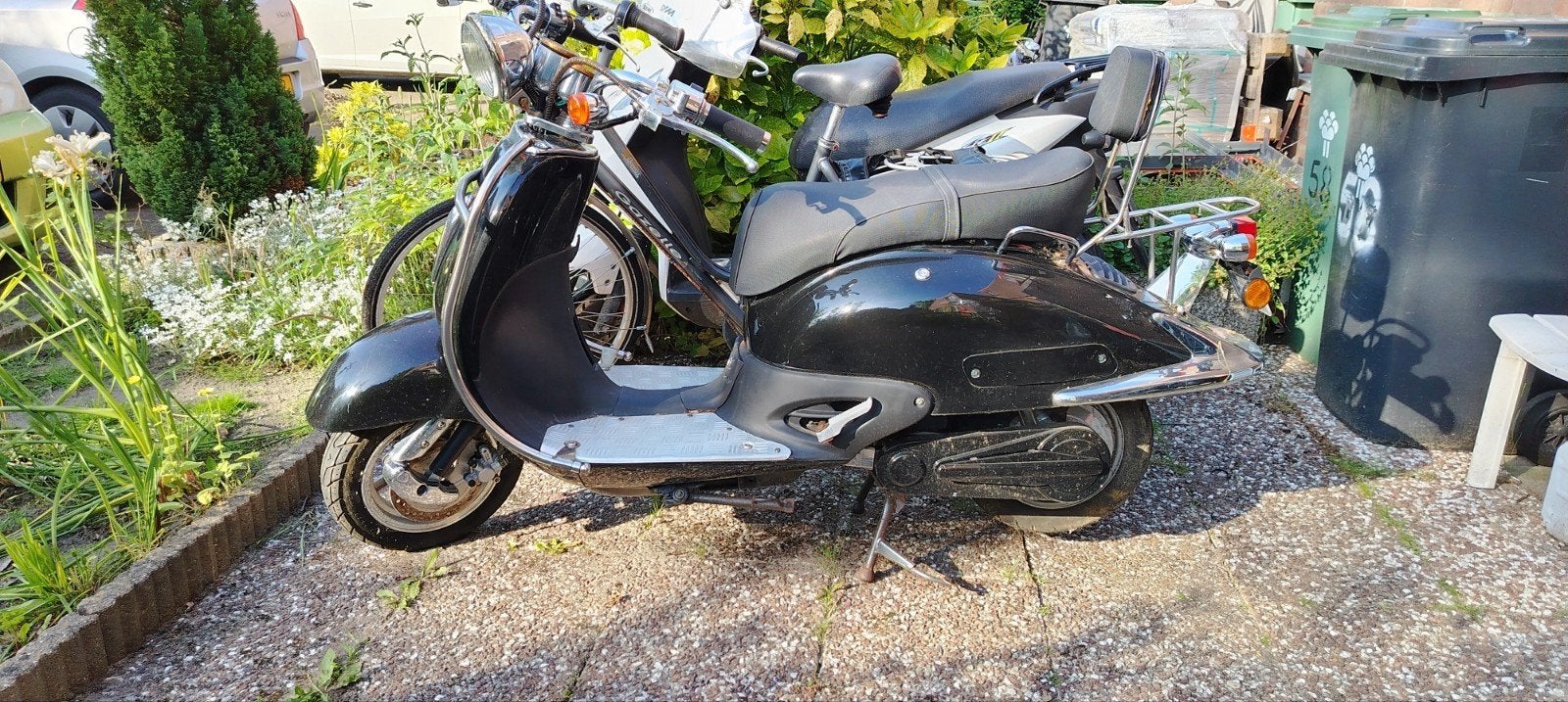 Zwarte scooter - Gebruikt, met lichte roestvorming, Fietsen en Brommers, Ophalen of Verzenden, Gebruikt, Maximaal 25 km/u