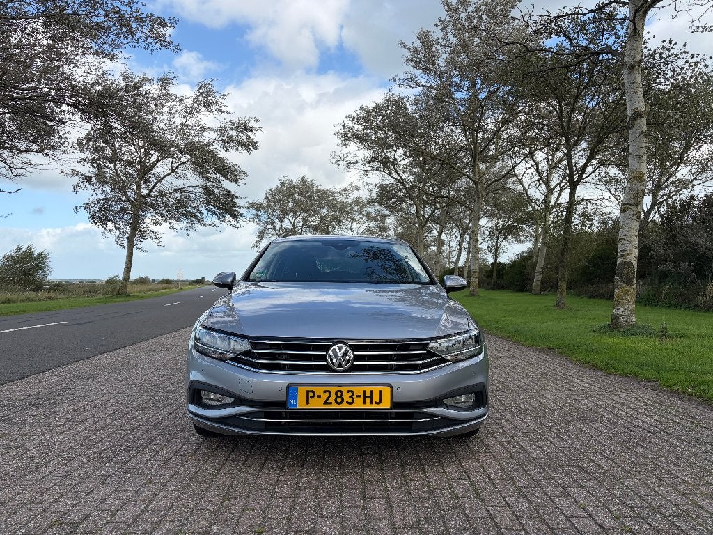 Volkswagen Passat 1.5 TSI 150pk DSG 2019 Grijs, Auto's, Dealer onderhouden, 730 kg, 1498 cc, 1370 kg