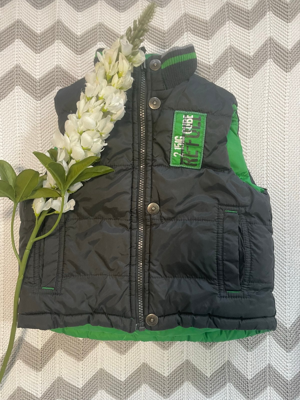 Donkergrijs/groen omkeerbaar bodywarmertje van C&A, maat 86, Ophalen of Verzenden, Gebruikt, Jongetje, Jasje