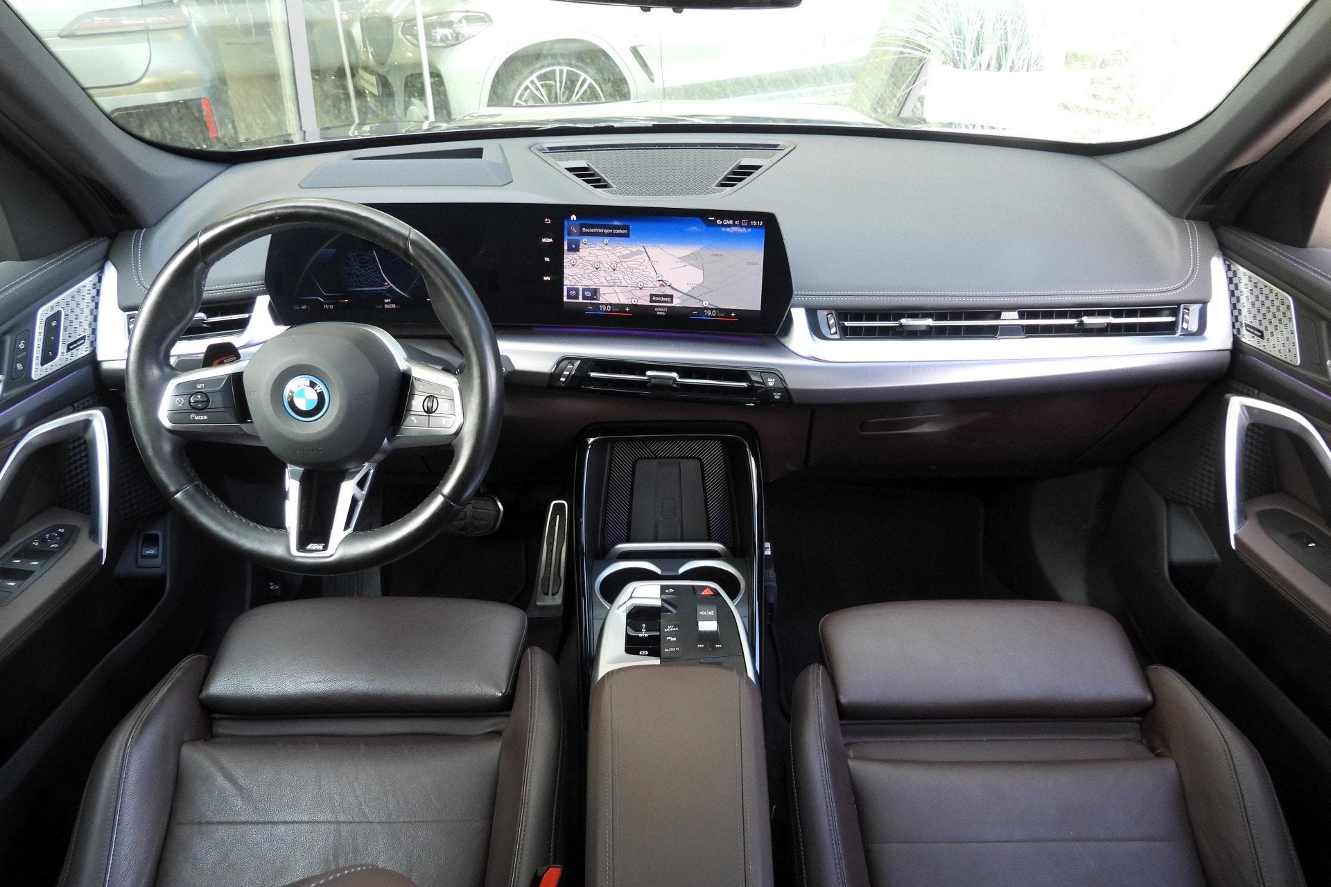 BMW iX1 xDrive30 M Sport / Panoramadak / Trekhaak / Sportsto, Auto's, BMW, Gebruikt, Zwart, Met garantie (alle), 24 min