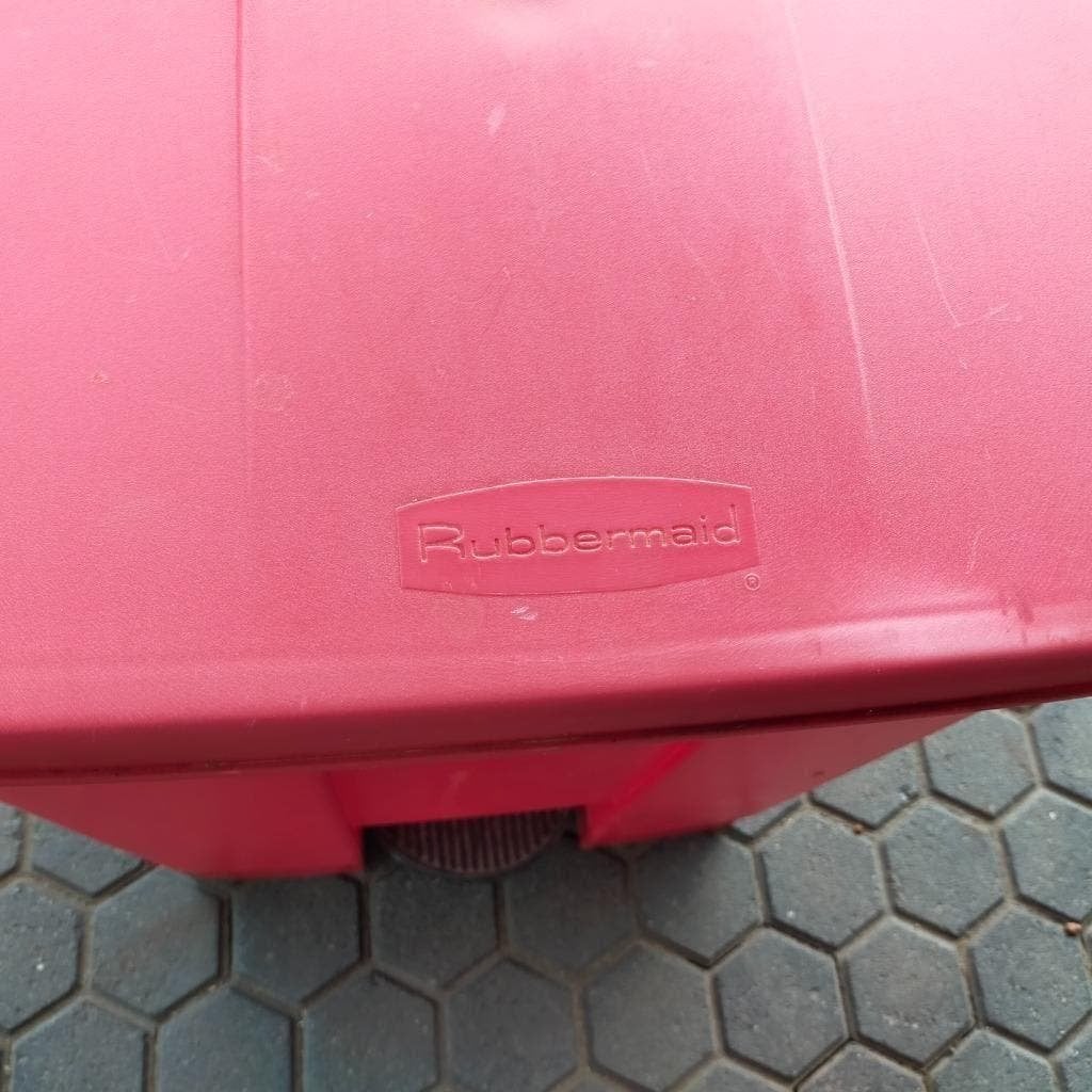 grote partij  Rubbermaid afvalemmer- prullenbakken  68 liter, 40 liter of meer, Ophalen, Gebruikt