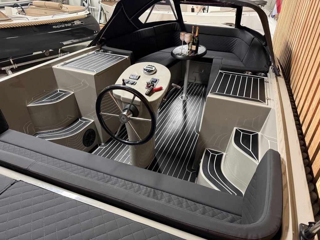 Foto 16 van Nieuwe MAASSLOEP 680 Retro 60PK HONDA KOELKST AUDIO BOEGSCHR