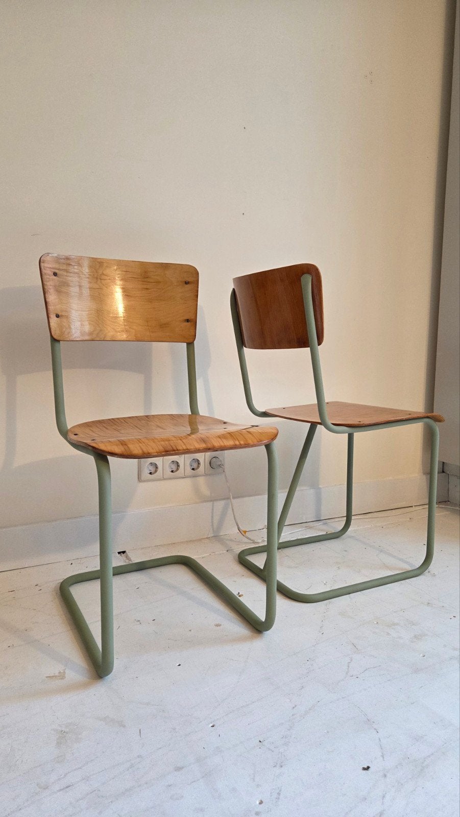 Vintage Finse Schoolstoelen - Refurbished, Twee, Bruin, Vintage, Ophalen of Verzenden