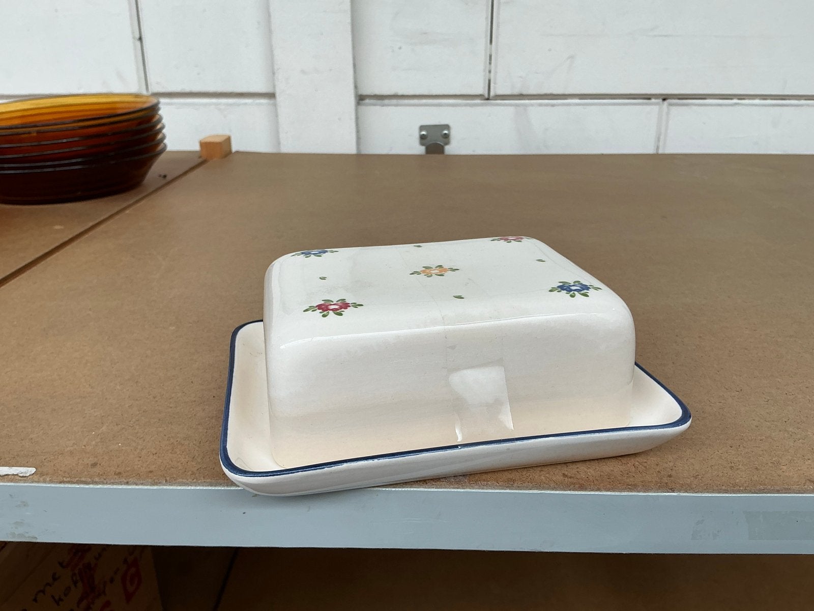 Botervloot met Bloemenpatroon - Jutta Topferei WD-026, Huis en Inrichting, Keuken | Servies, Gebruikt, Keramiek, Overige typen
