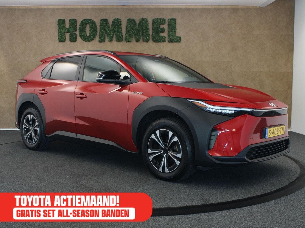 Toyota bZ4X Dynamic 71 kWh - ORIGINEEL NEDERLANDSE AUTO - EL, Auto's, Toyota, Gebruikt, 750 kg, 71 kWh, Leder en Stof