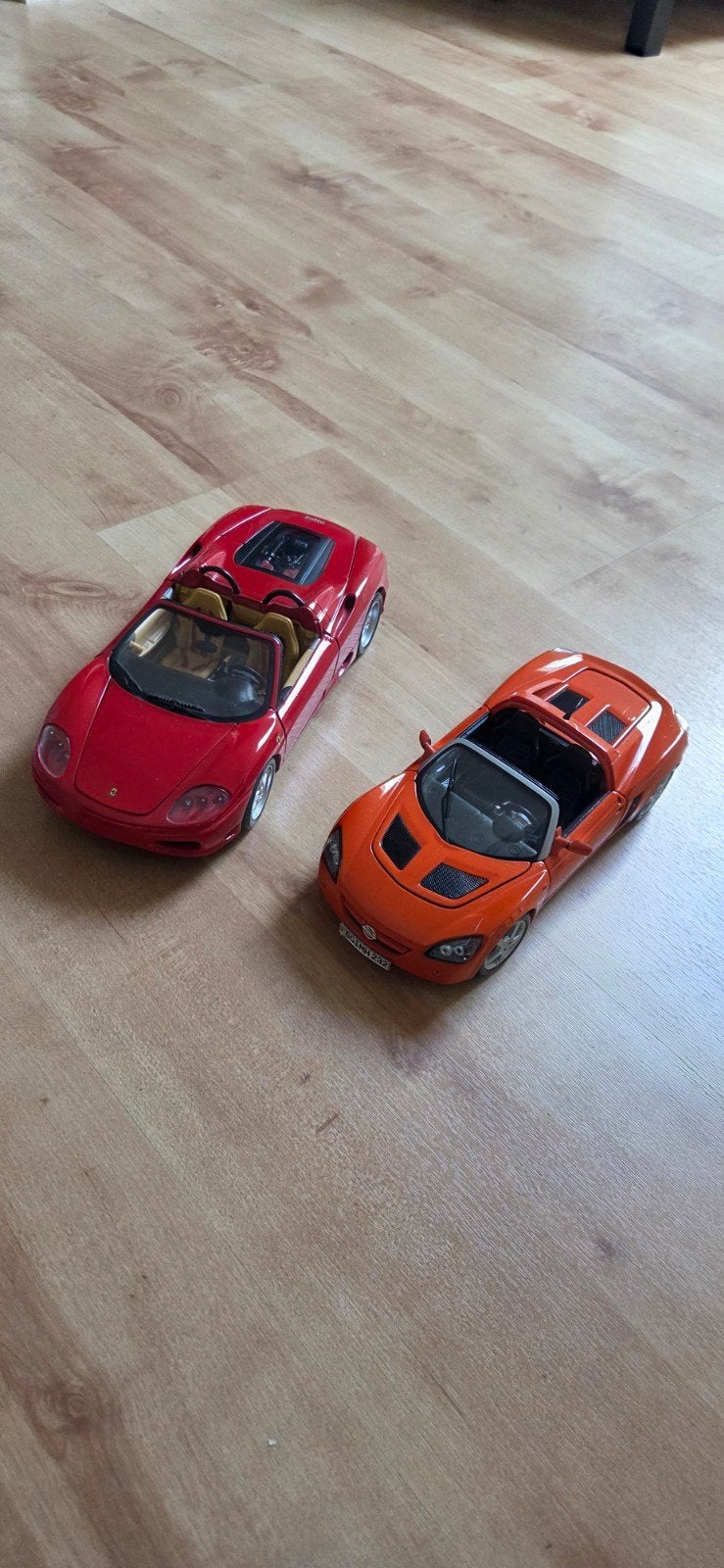 2 schaalmodellen 1:18 (Opel, Ferrari) + gratis Jaguar, Hobby en Vrije tijd, Modelauto's | 1:18, Ophalen of Verzenden, Zo goed als nieuw