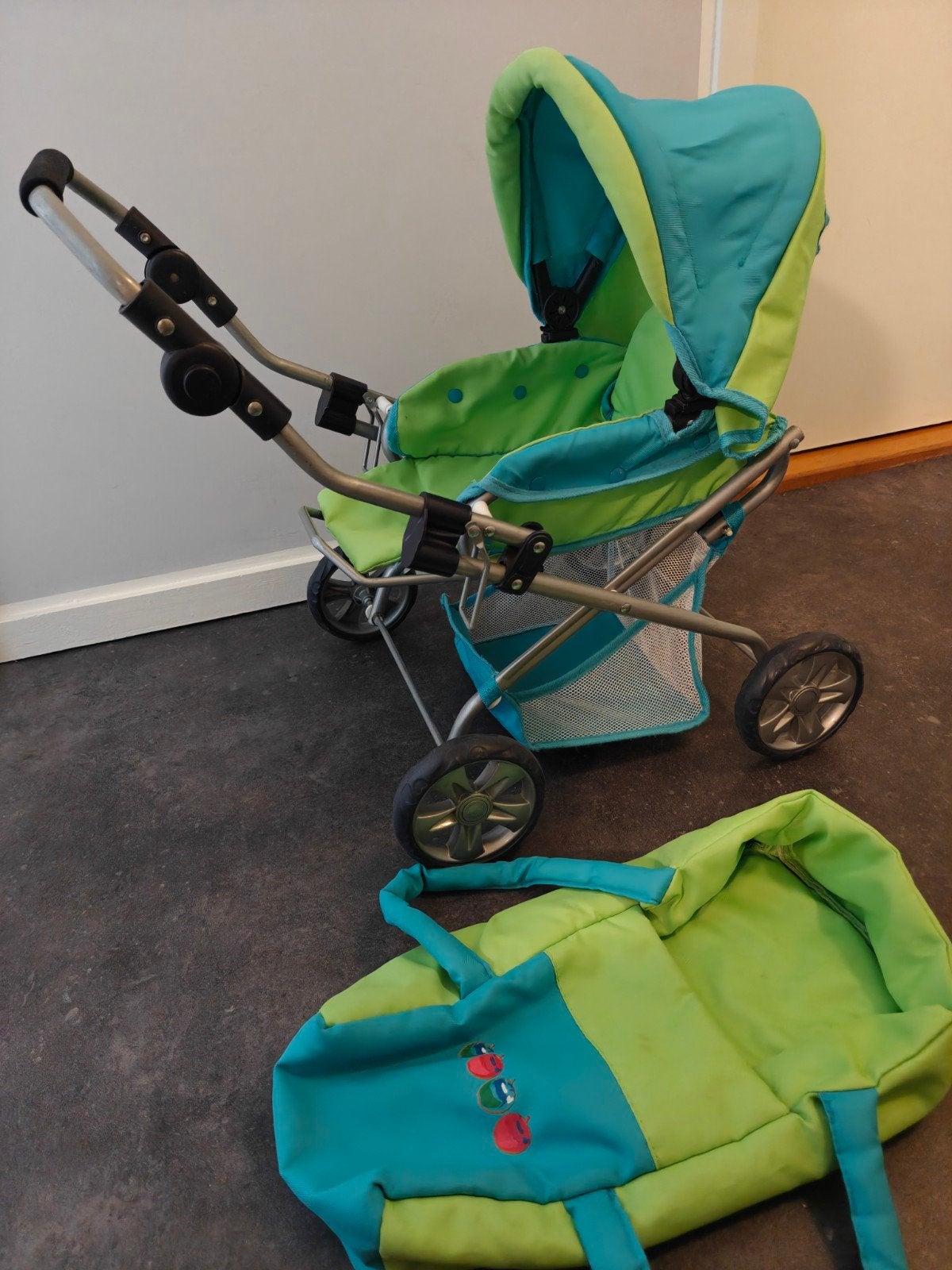 Poppenwagen met losse reiswieg, Ophalen