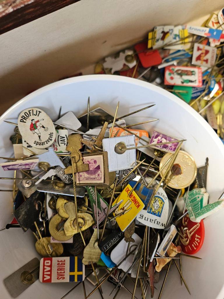 2 schoendoosjes vol pins/speldjes, -, -, Ophalen of Verzenden, -