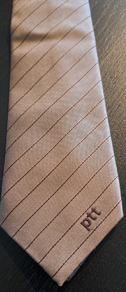 PTT stropdas beige met bruine strepen en letters, Verzamelen, Ophalen of Verzenden, Nieuw, Gebruiksvoorwerp
