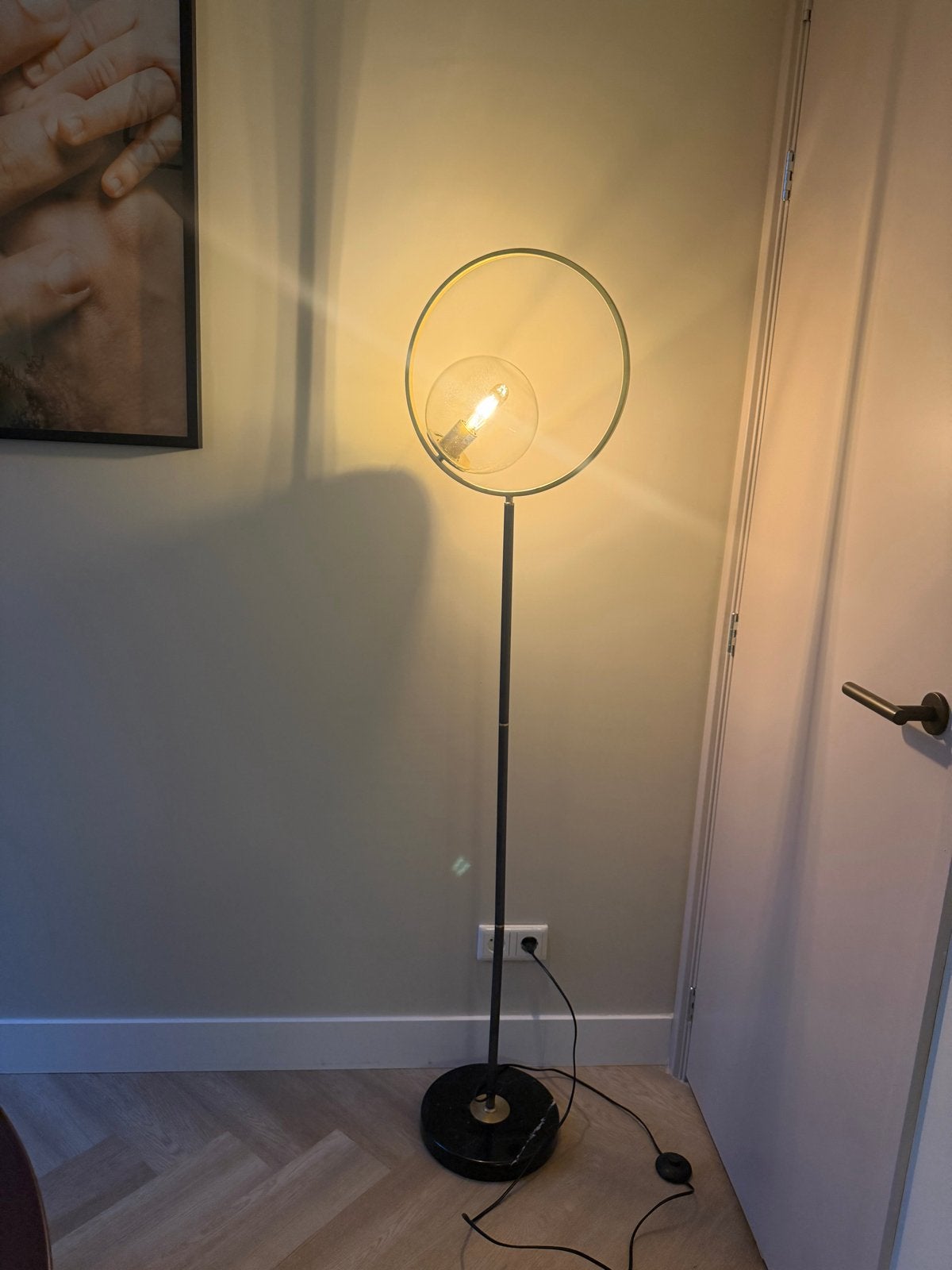 Moderne vloerlamp met marmeren voet en glazen bol, Ophalen, E27 (groot), 150 tot 200 cm, Glas