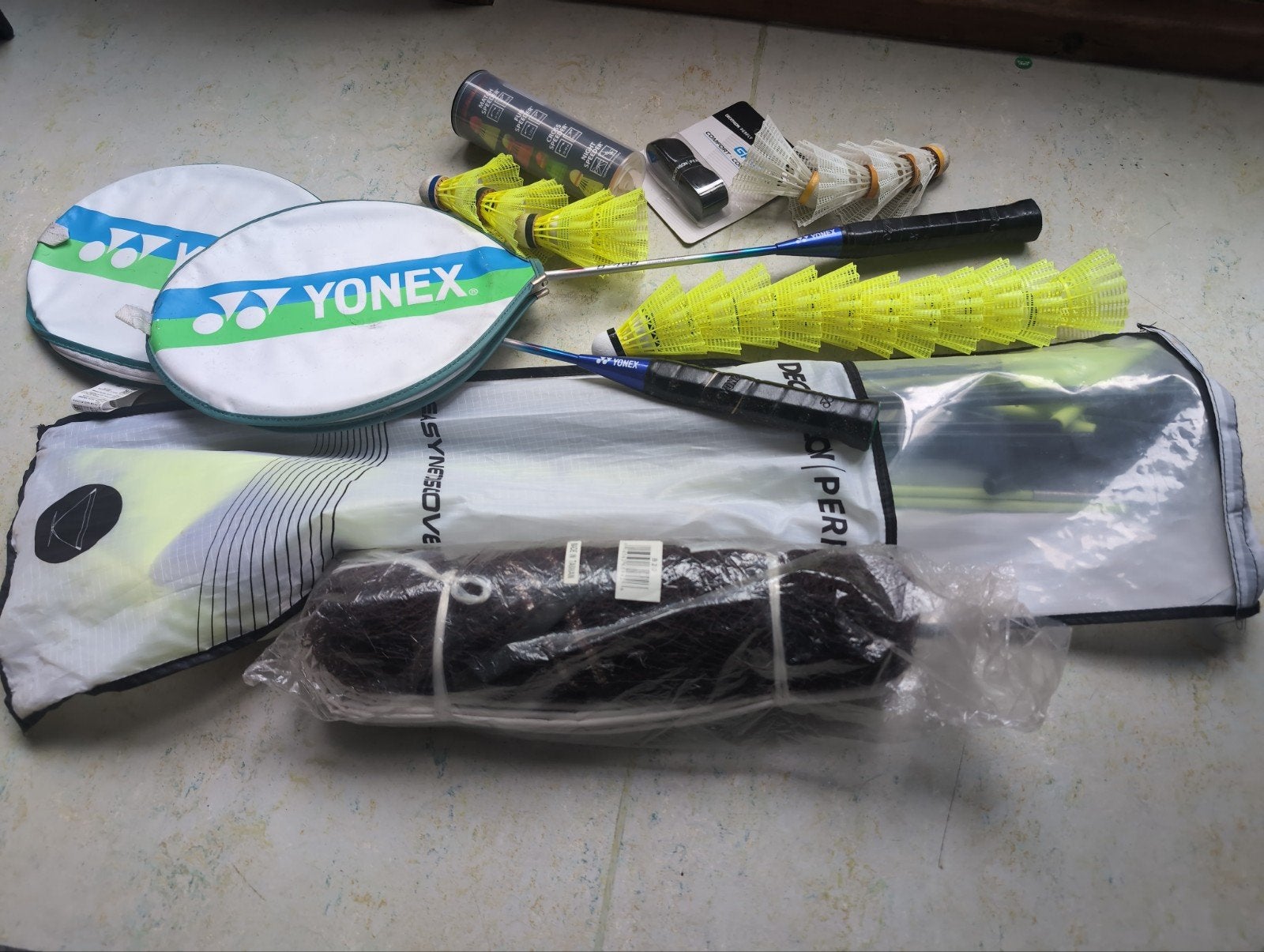 Badminton set: rackets, shuttles, net, and accessoires, Ophalen of Verzenden, Zo goed als nieuw, Racket(s)