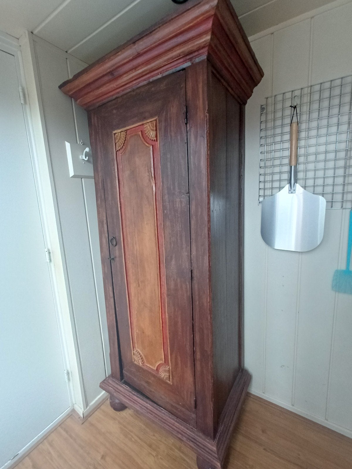 Grote houten kast van oud hout met gele/oranje deur, Antiek en Kunst, Antiek | Meubels | Kasten, Ophalen of Verzenden