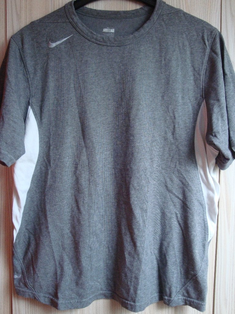 Maat L. Grijs NIKE shirt met witte flanken en print., Maat 52/54 (L), Nike, Ophalen of Verzenden, Zo goed als nieuw