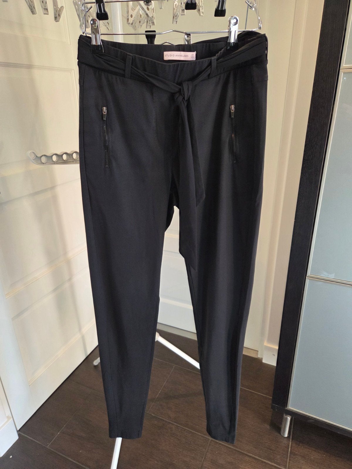 studio anneloes margot, Kleding | Dames, Broeken en Pantalons, Studio Anneloes, Zwart, Ophalen of Verzenden, Zo goed als nieuw
