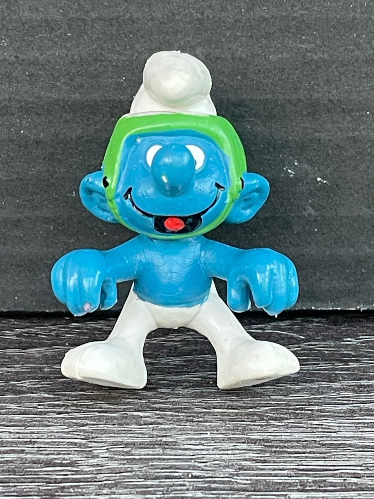 Smurf figuurtje met groene helm - Vintage Smurf, Ophalen, Gebruikt, Overige Smurfen, Poppetje, Figuurtje of Knuffel