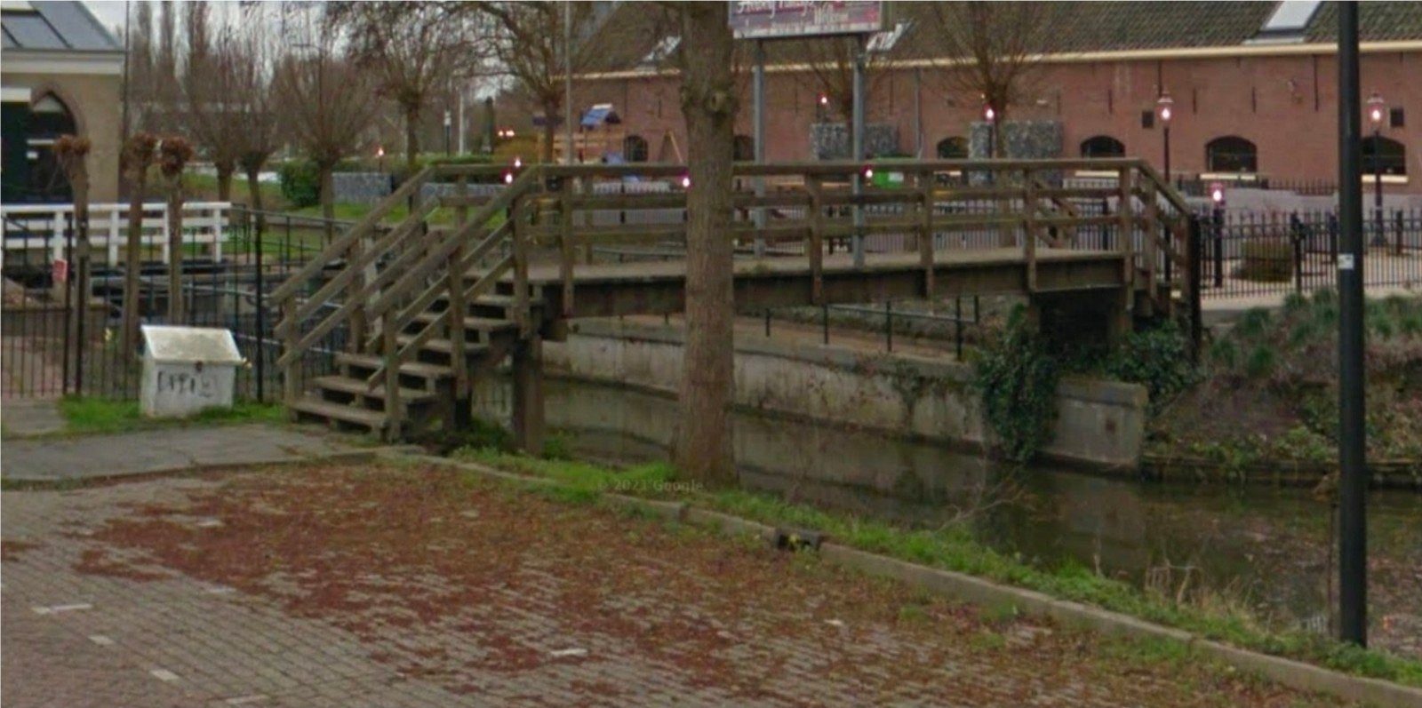 Robuuste houten brug met trappen en leuning, Ophalen, Gebruikt