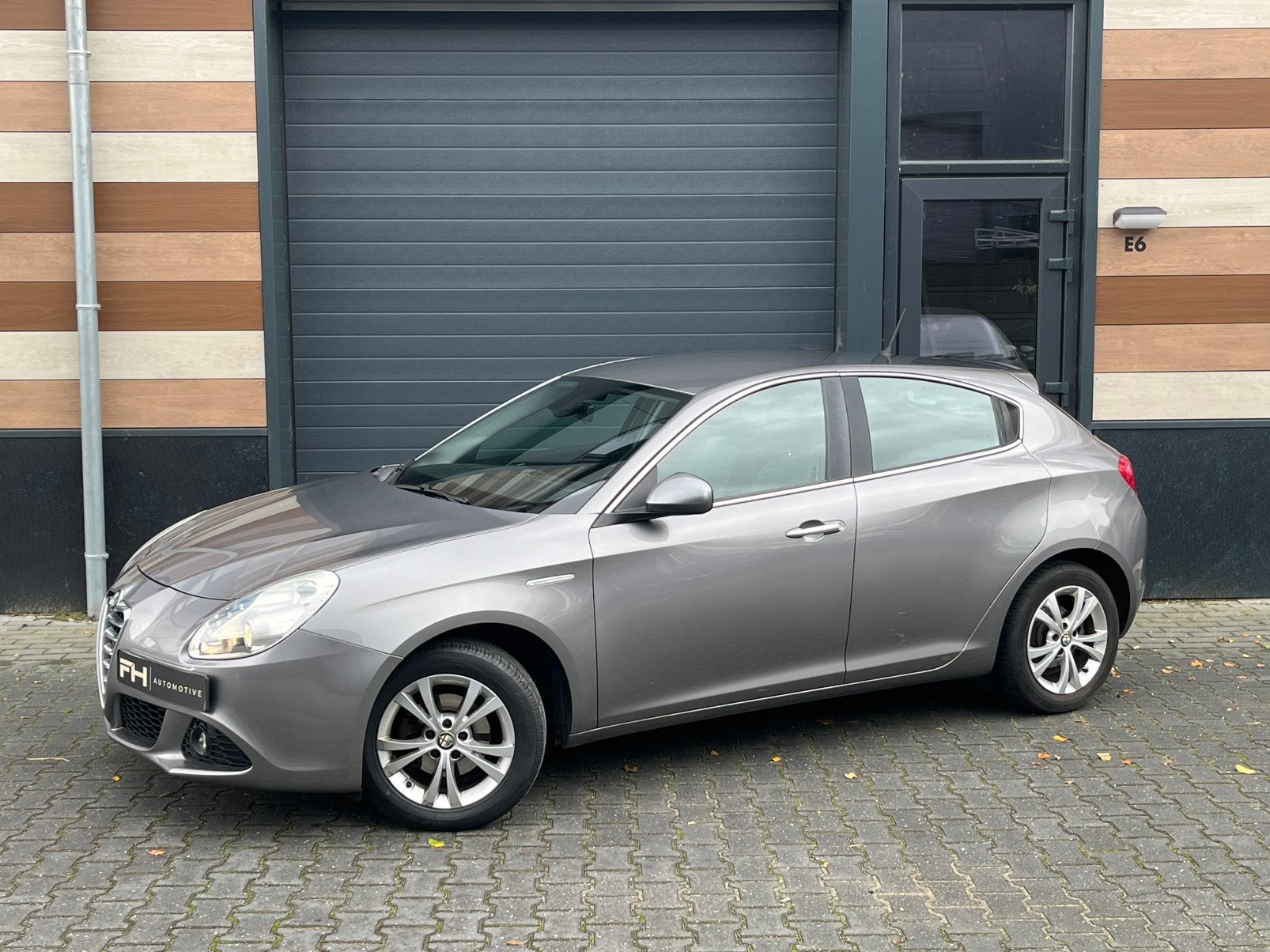 Alfa Romeo Giulietta 1.4 Turbo 2011 Grijs- Cruise - Sensoren, Voorwielaandrijving, Stof, 4 cilinders, Bedrijf