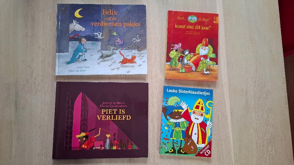 Sinterklaasboekjes 4 stuks, Ophalen, Zo goed als nieuw