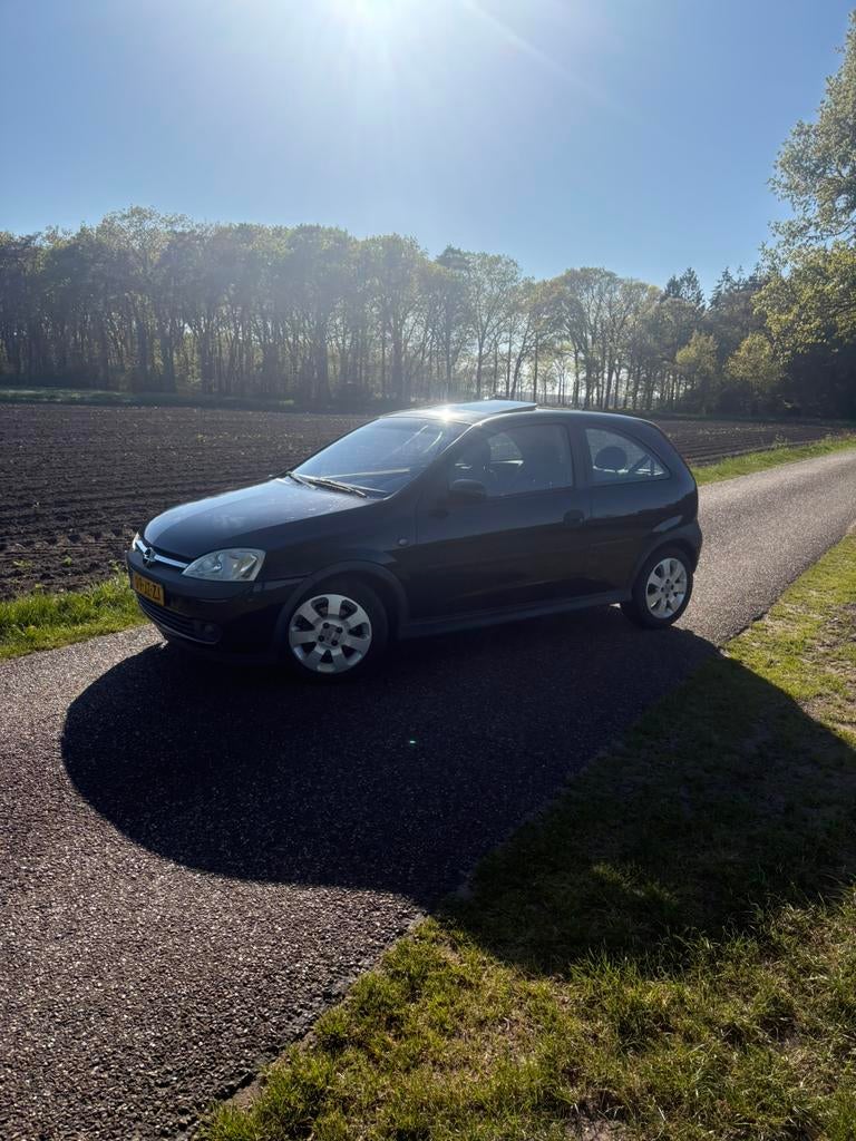 Opel Corsa 1.4 I 16V 3D 2002 Zwart Panoramadak, Voorwielaandrijving, 450 kg, 40 €/maand, 4 cilinders