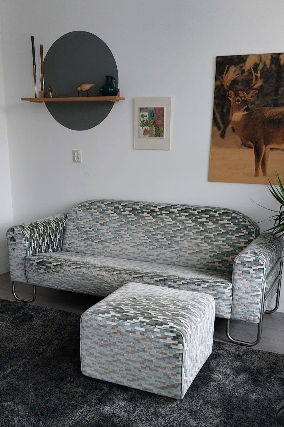 Stijlvolle design 3-zitsbank met poef - Zo goed als nieuw, Huis en Inrichting, Ophalen, Modern, Retro, Minder dan 75 cm, Driepersoons