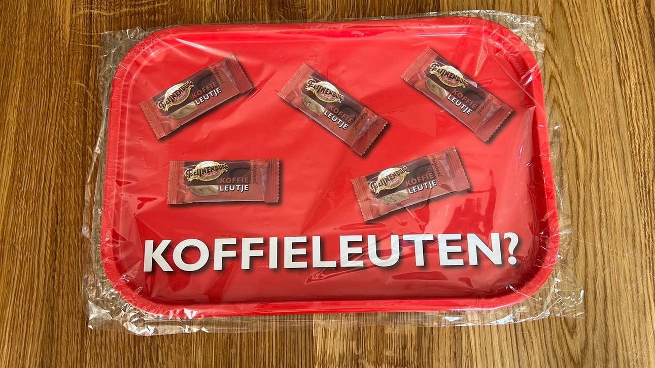 Peijnenburg Koffieleuten? Rood metalen dienblad koffieleutje, Ophalen of Verzenden, Zo goed als nieuw, Rechthoekig, Metaal