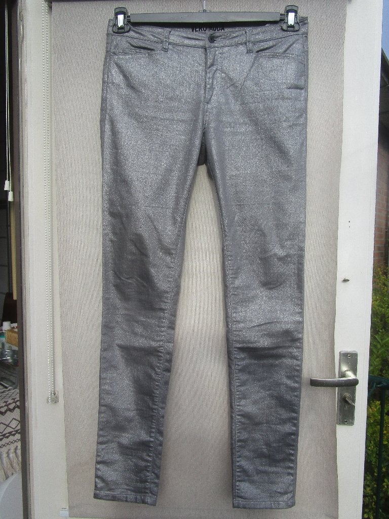 Zilveren broek VERO MODA., Maat 38/40 (M), Ophalen of Verzenden, Zo goed als nieuw, Lang