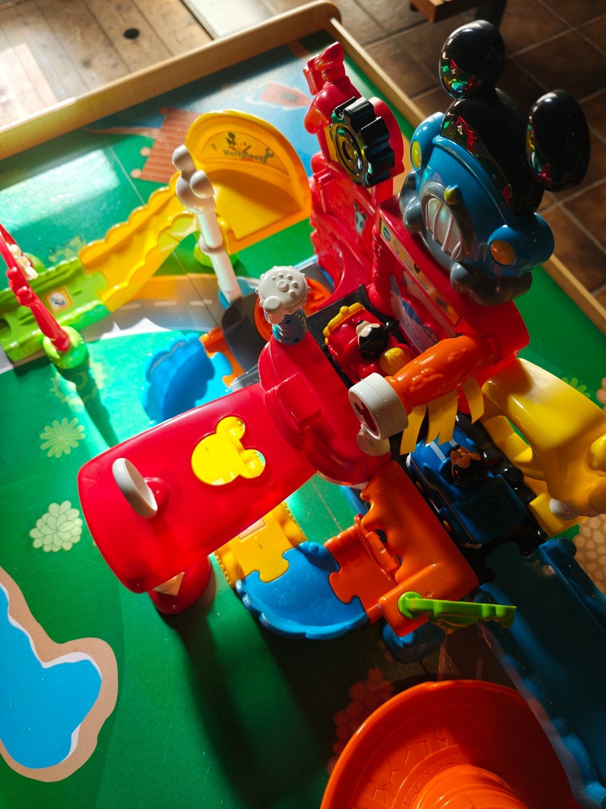 VTech Mickey Mouse Toet Toet wasstraat/garage + 2 auto's, Ophalen, Zo goed als nieuw, 2 tot 4 jaar